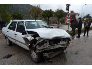 Üç aracın karıştığı kaza kamerada