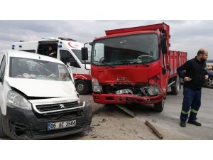 Kamyonetle hafif ticari araç kavşakta çarpıştı: 2 yaralı