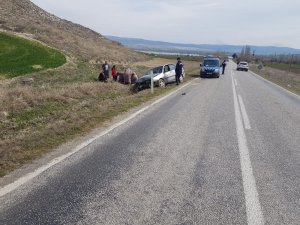 Kontrolden çıkan otomobil şarampole uçtu