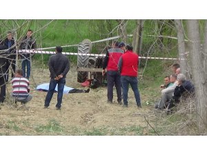 Devrilen traktörün altına kalarak hayatını kaybetti