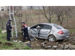 Elazığ’da otomobil bahçeye uçtu: 3 yaralı