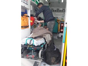 Soğuktan etkilenen düzensiz göçmeni Mehmetçik kurtardı