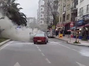 Seyir halindeki otomobilde yangın çıktı