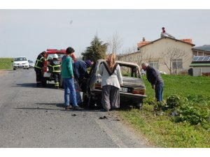 Tarlada çalışırken park halindeki otomobili yandı