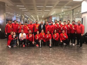 Milli karateciler yurda döndü