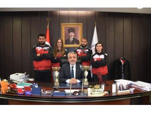 Ragbiciler kupayı Rektör Bilgiç’e takdim etti