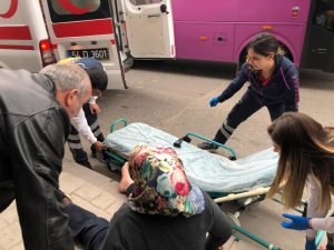 Yolun karşısına geçmek isteyen kadına araba çarptı