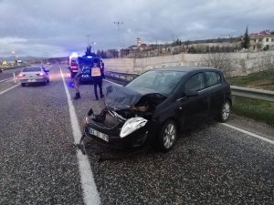 Otomobil bariyere çarptı