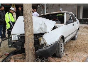 Elazığ’da otomobil ağaca çarptı: 4 yaralı