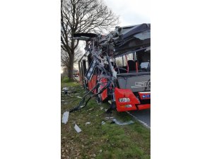 Almanya’da otobüs kazası: 2’si ağır 20 öğrenci yaralandı