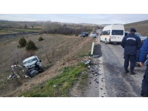 İki araç kafa kafaya çarpıştı, 5 yaralı