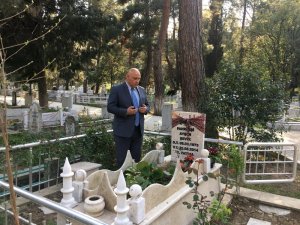 Seçildikten sonra ilk işi eşinin mezarını gidip dua okumak oldu