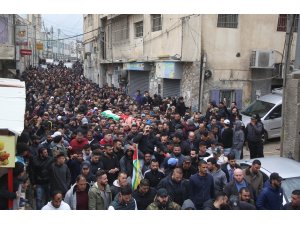 İsrail'in şehit ettiği Filistinli genç toprağa verildi