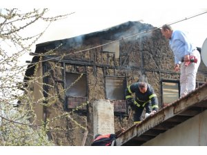 Bilecik’te 2 katlı kerpiç ev tutuştu, alevler yandaki eve sıçradı
