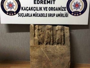 Kralın mezar taşını satarken yakalandılar