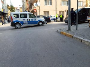 Ters yoldan gelen araç polis otosuna çarptı