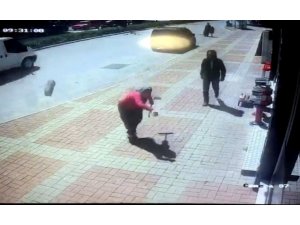 Kasap önünde kemik bekleyen köpeğe, parke taşıyla saldırdı