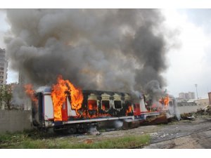 Adana’da hurdaya ayrılan vagon yandı