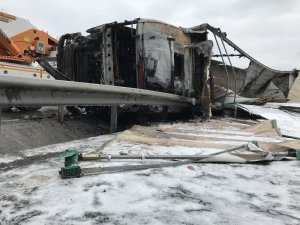 Lastiği patlayarak devrilen tır otoyolu savaş alanına döndürdü