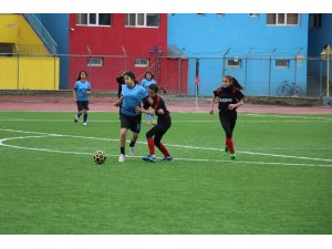 Ağrı’da Yıldız Kız- Erkek Futbol Grup Müsabakaları başladı