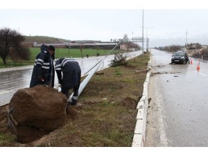Refüje çıkan araç direği yerinden söktü: 3 yaralı