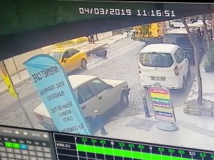 Raylı kapı 2 kişinin üzerine devrildi