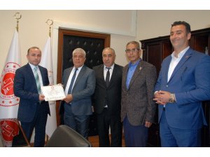 Başkan Aktan, mazbatasını alıp ilk imzayı attı