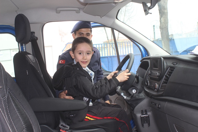 Otizmli öğrenciler askerleri ziyaret etti