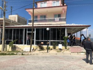Ayrı yaşadığı eşinin boğazını kesti