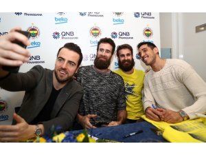 Fenerbahçe Beko’nun yıldızları, imza gününde taraftarlarla buluştu