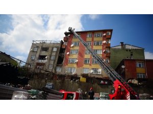 Ümraniye’de binanın çatısı alev alev yandı