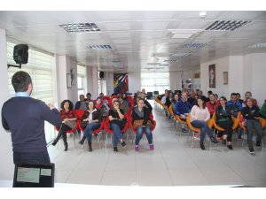 Gençlik Merkezi’nde eğitmen ve velilere madde bağımlılığı bilgilendirmesi