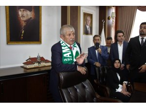 MHP’li Başkan Sarı’nın ilk işi makam kapısını söktürmek oldu
