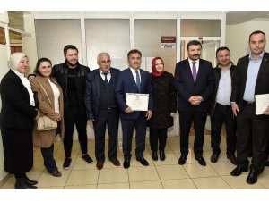 Başkan Çimen mazbatasını aldı, kurban kesti