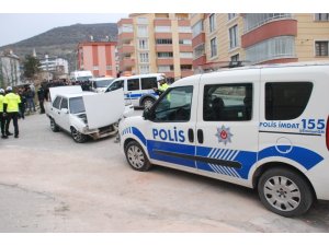 Kaçan ehliyetsiz sürücü polis otosuna çarptı