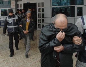 Yüz çiftçinin üzerinden vurgun yapılmış