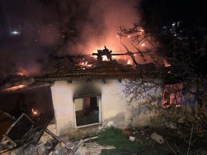 Başkent’te gecekondu alev alev yandı