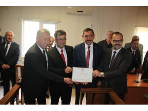 Tosya Belediye Başkanı seçilen Kavalıgil, mazbatasını aldı