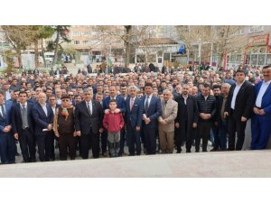 Miting gibi bir törenle göreve başladı