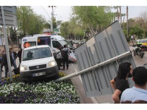 Kırmızı ışıkta geçip hasta taşıyan ambulansla çarpıştı