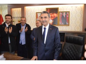 Besni Belediye Başkanı Mehmet Emre mazbatasını aldı