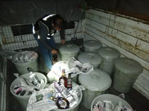 Kayseri’de çöp kovalarının içerisine saklanmış 463 şişe kaçak içki ele geçirildi