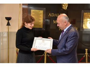 Yüzde 71 ile rekor kıran Başkan Bahçavan mazbatasını aldı