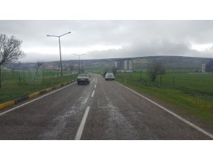 Takla atan araçtan burunları kanamadan çıktılar