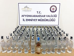 Durdurulan araçta çok sayıda kaçak içki ele geçirildi