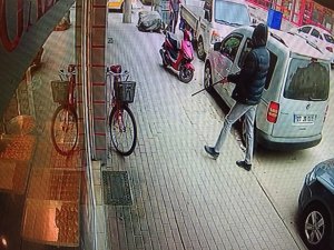 Silahlı saldırgana meydan dayağı kamerada