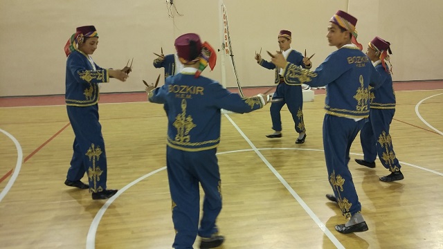 Halk oyunları gelecek nesillere aktarılıyor