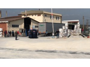 Fabrikaya karton getiren TIR’dan mülteciler çıktı