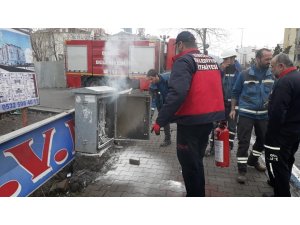 Bingöl’de caddedeki elektrik panosu yandı