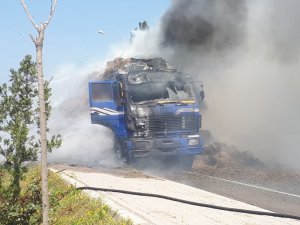 Seyir halindeki saman yüklü tır alev topuna döndü